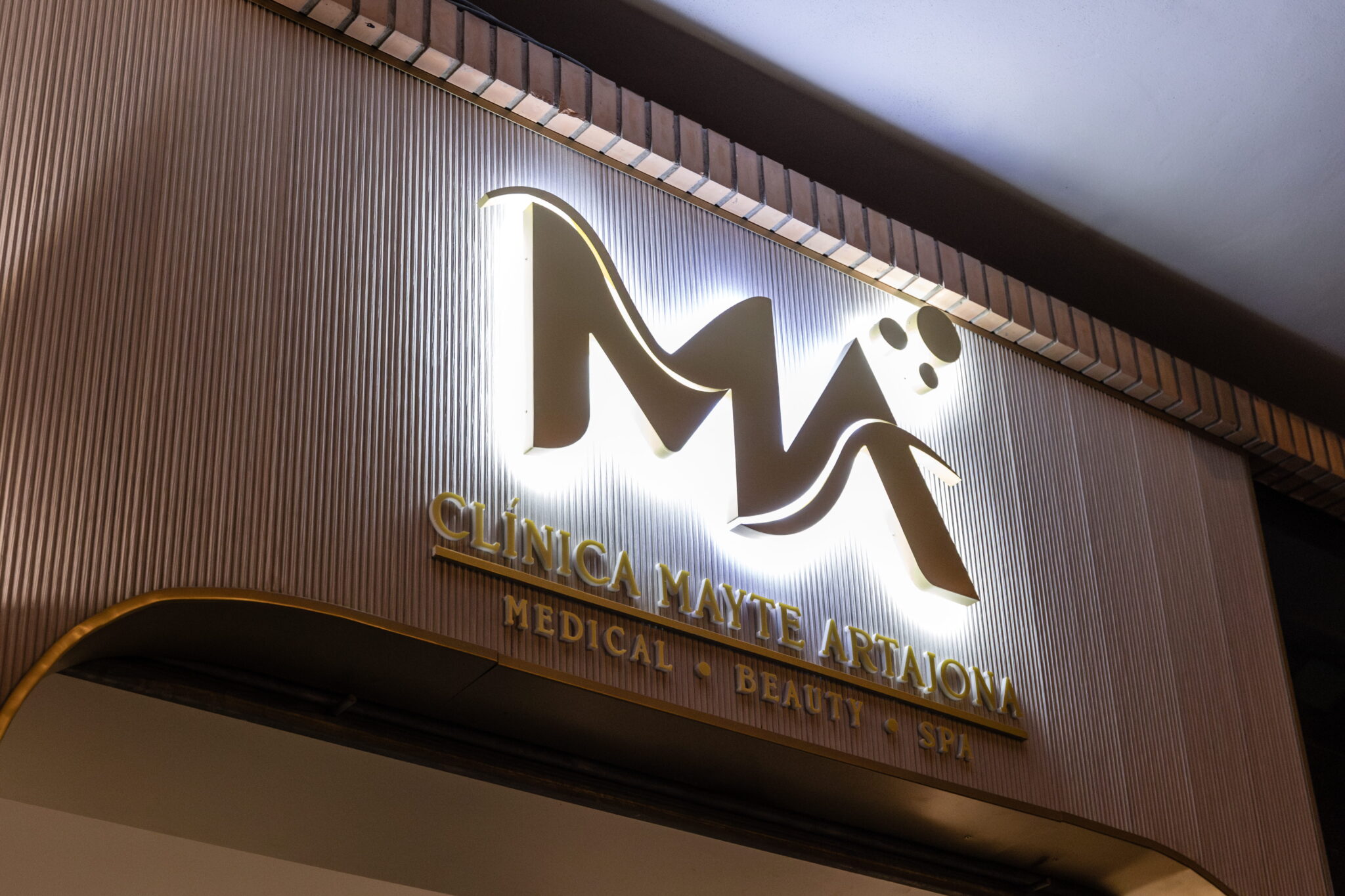 Fachada comercial iluminada con LED