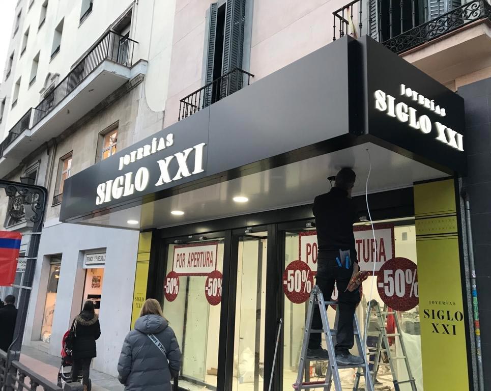 Fachada comercial moderna con Alucobond